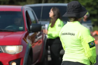 Veículo de emergência e motocicleta em cena de acidente de trânsito em Araguaína, destacando a gravidade da letalidade viária.