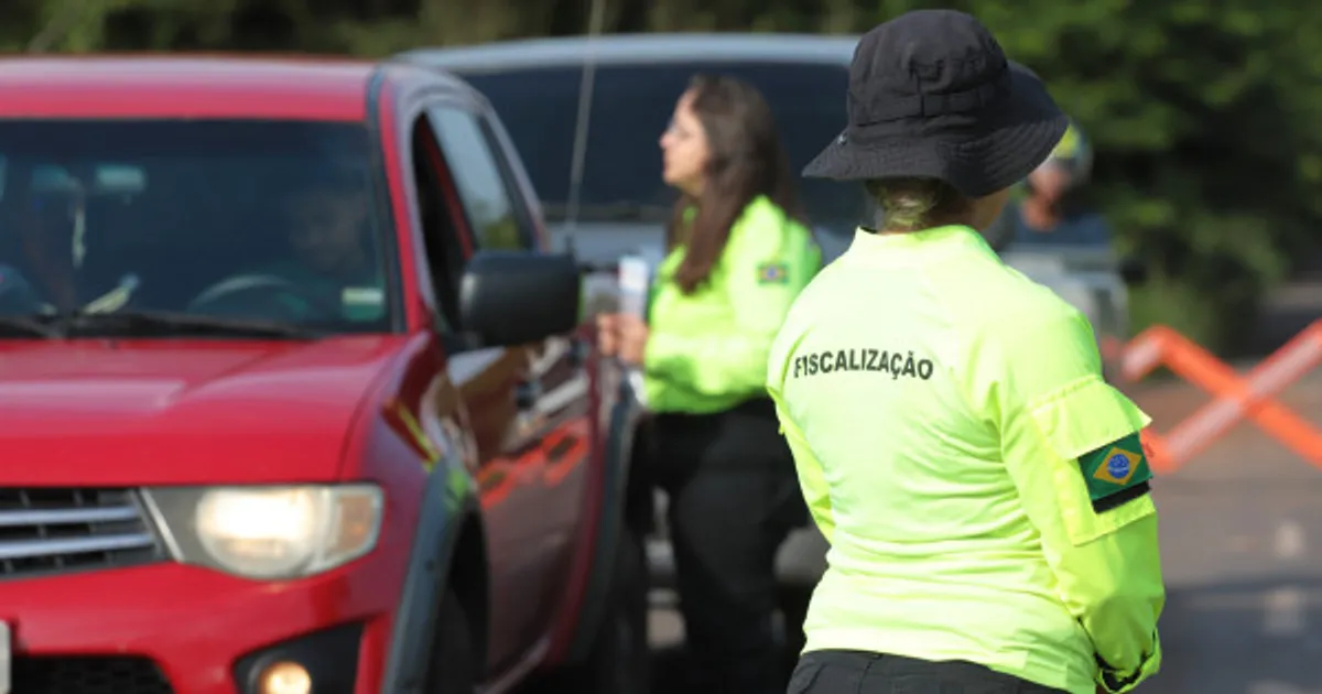 Veículo de emergência e motocicleta em cena de acidente de trânsito em Araguaína, destacando a gravidade da letalidade viária.