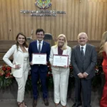 Doutora Ângela recebendo a Menção de Honra da Odontologia em cerimônia solene