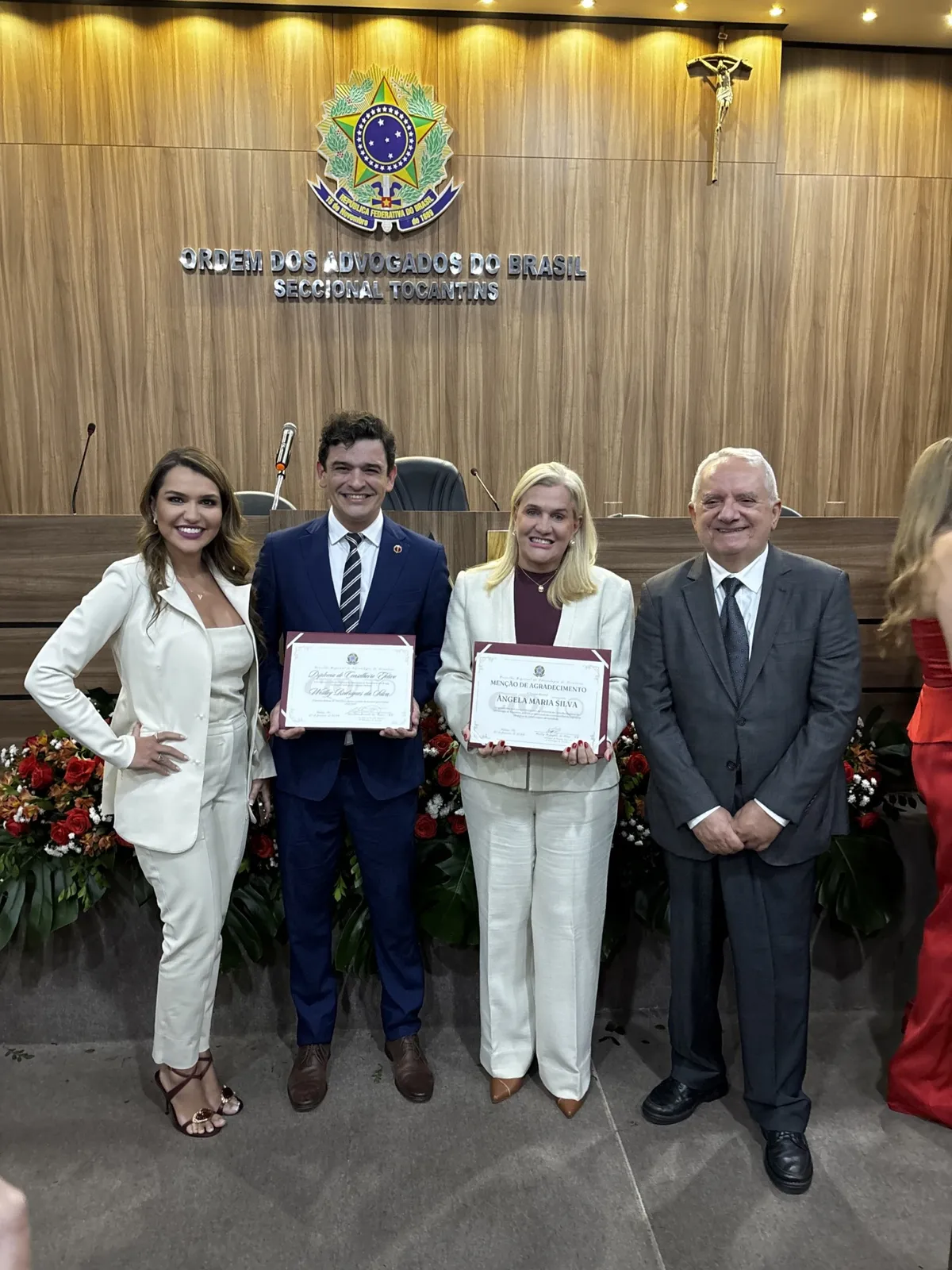 Doutora Ângela recebendo a Menção de Honra da Odontologia em cerimônia solene