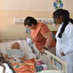 Documentos e notas fiscais falsas em uma mesa de investigação policial, simbolizando corrupção em projetos sociais