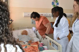 Documentos e notas fiscais falsas em uma mesa de investigação policial, simbolizando corrupção em projetos sociais