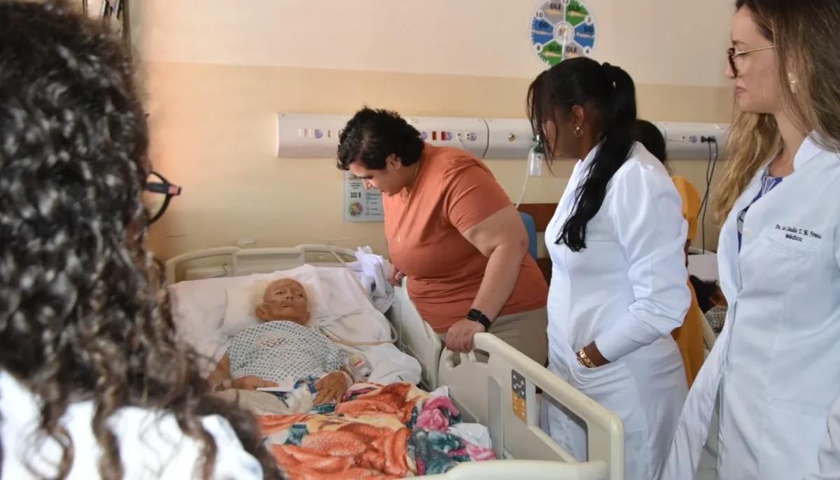 Documentos e notas fiscais falsas em uma mesa de investigação policial, simbolizando corrupção em projetos sociais