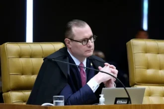 Documentos de um relatório parcial da Polícia Federal sobre movimentação financeira investigada na Operação Máximus